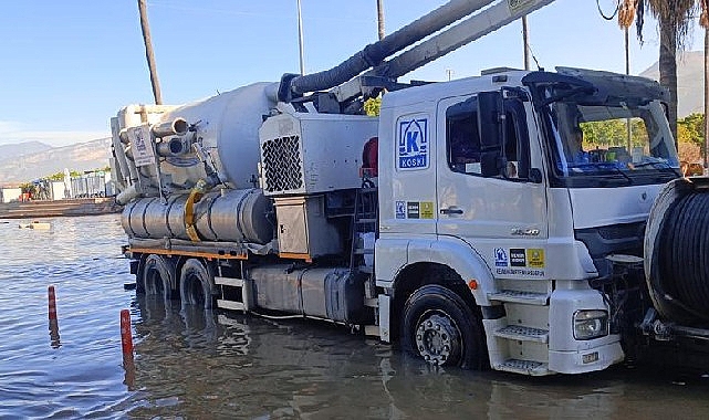 Koski iskenderun’daki deniz taşkınına müdahele etti