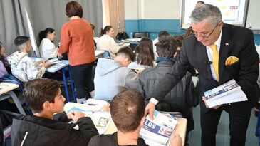 Lider Topaloğlu’ndan öğrencilere fiyatsız LGS soru bankası kitabı