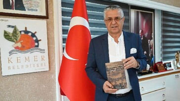 Lider Topaloğlu’ndan öğretmenlere manalı armağan