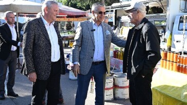 Lider Topaloğlu’ndan pazar esnafına ziyaret