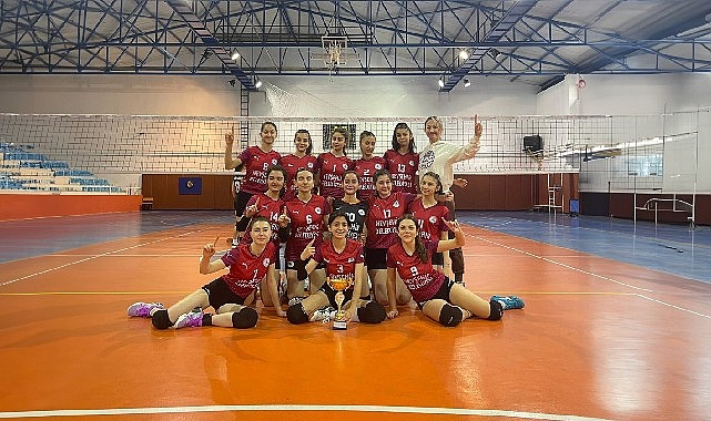 Nevşehir Belediyesi Gençlik ve Spor Kulübü Voleybol Grubu namağlup şampiyon