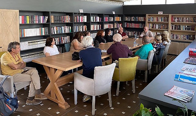 Öğretmen Başkan’dan Bayraklı’ya 6 Kitap Kafe