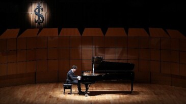 Parlayan Yıldızlar İş Sanat Sahnesinde