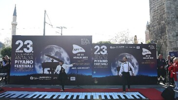 Piyano sihirbazları Antalya ve Alanya’da şov yaptı
