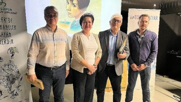 Prof. Dr. Alpaslan Türkkan fabrika çalışanlarına hikaye okudu 