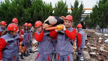 Sarsıntı tatbikat gerçeği aratmadı