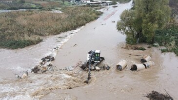 Taşan dereye belediye takımları müdahale etti