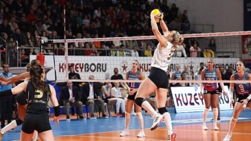VakıfBank dönemin birinci yarısını galibiyetle tamamladı