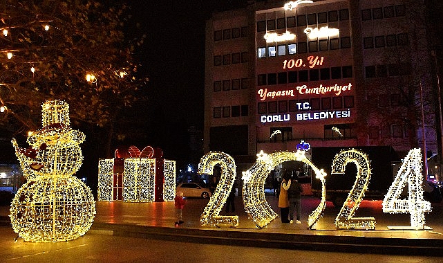 Yeni Yılın Işıltısı Sokaklara Yansıdı