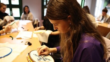 Yılbaşı süslerini kendileri yaptı