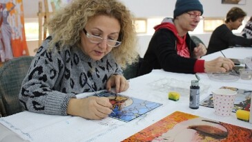 Bilge çınarlar, camaltı boyama yapıtlarıyla yaşama tutunuyor