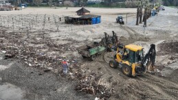 Burhaniye belediyesi ağır yağışın izlerini temizliyor