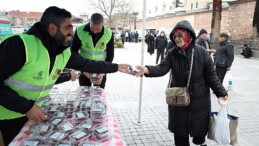 Büyükşehir’den kandil akşamında simit ve tatlı ikramı