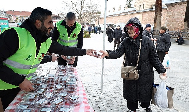 Büyükşehir’den kandil akşamında simit ve tatlı ikramı