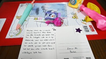 Cumhuriyet çocukları hediyeleşiyor