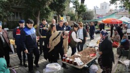 Edremit zabıtadan pazar yerinde besin kontrolü