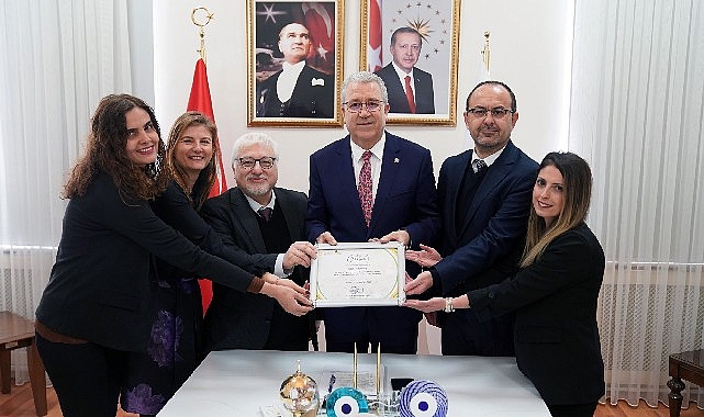 Ege Üniversitesinin Greenmetric Muvaffakiyet Sertifikası Rektör Prof. Dr. Budak’a takdim edildi