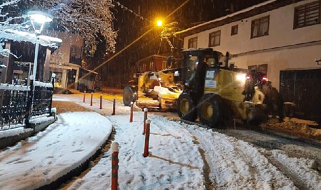 İnegöl Belediyesi Kar Yağışıyla Birlikte Harekete Geçti
