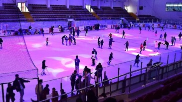 İzmirli bayanlar 2 Ocak’ta buz pistinde