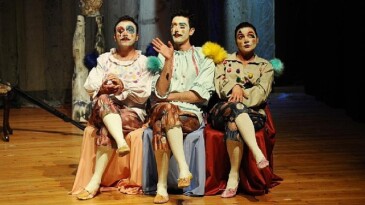 Karşıyaka’da binlerce yurttaş tiyatroyla buluştu