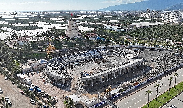 Kumluca Atatürk Stadyumu süratle yükseliyor