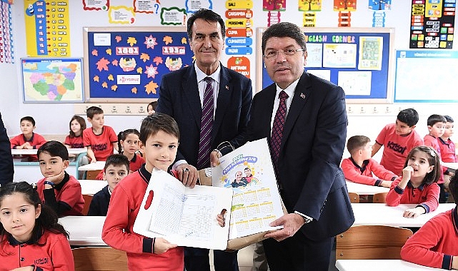 Lider Dündar, Bakan Tunç ile birlikte karne dağıttı