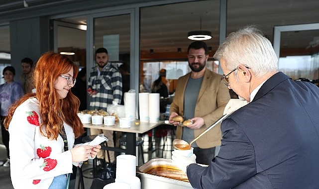 Lider Erdem’den öğrencilere çorba ikramı