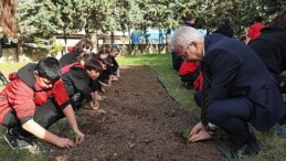 Lider Fazilet öğrencilerle çilek ve marul fidesi dikti