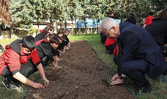 Lider Fazilet öğrencilerle çilek ve marul fidesi dikti