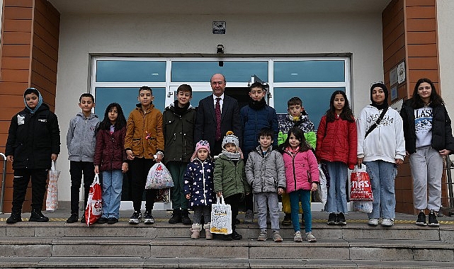 Lider Pekyatırmacı çocuklara şivlilik dağıttı