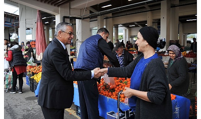 Lider Topaloğlu, pazar esnafını ziyaret etti