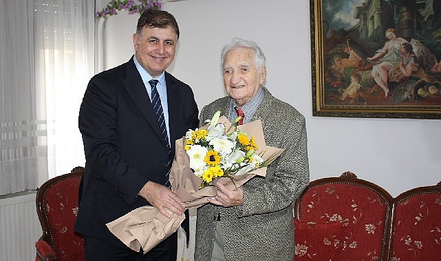 Lider Tugay’dan Karşıyakalı çınara ziyaret