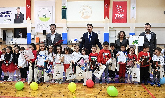 Minik öğrencilere karnelerini Lider Dündar verdi