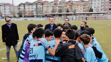 Şampiyona kupasını lider Savran verdi 