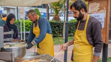 Seferihisar’da 12 şehit için lokma dağıtıldı