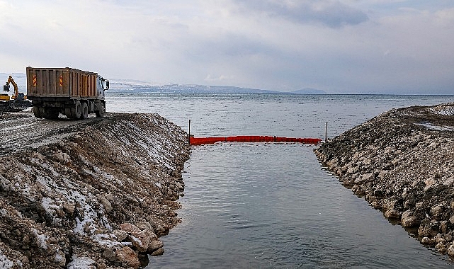 Van gölü’ne akan derelere atık tutucu yerleştirdi