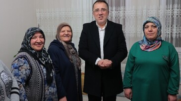 AK Parti Nevşehir Belediye Lider Adayı Dr. Mehmet Savran, “Şehrimize olan sevdamızı, dün olduğu üzere yarında çalışarak göstereceğiz.” dedi