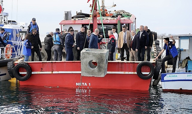 Aliağa Körfezinde Yapay Resifler Suya Bırakıldı