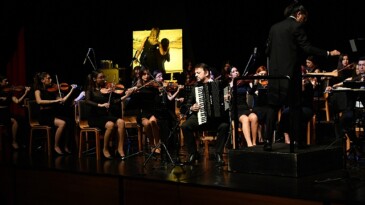 Beylikdüzü’nde fırça darbeleriyle müziğe seyahat