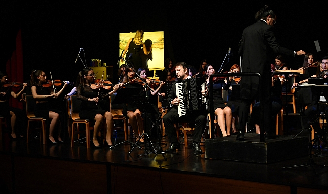 Beylikdüzü’nde fırça darbeleriyle müziğe seyahat