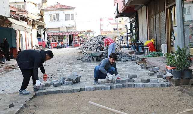 Burhaniye’de Yol Güzelleştirme Çalışmaları Devam Ediyor