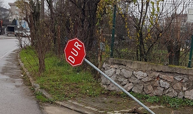 Büyükşehir, yıpranan taraf ve trafik levhalarını yeniliyor