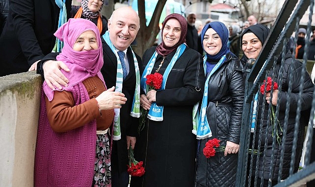 Darıca Belediye Lideri ve Cumhur İttifakı Darıca Belediye Lider Adayı Muzaffer Bıyık, Kazım Karabekir Mahallesi’nde sokak sokak vatandaşlara karanfil dağıtıp hasbihal etti