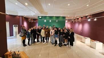 Ege MYO öğrencilerinin seramik ve cam yapıtları sergilendi