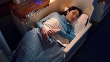 Emirates, Business Class yolcularını uzun uçuşlarda daha rahat ettirecek yeni uçak içi kıyafet setini tanıttı