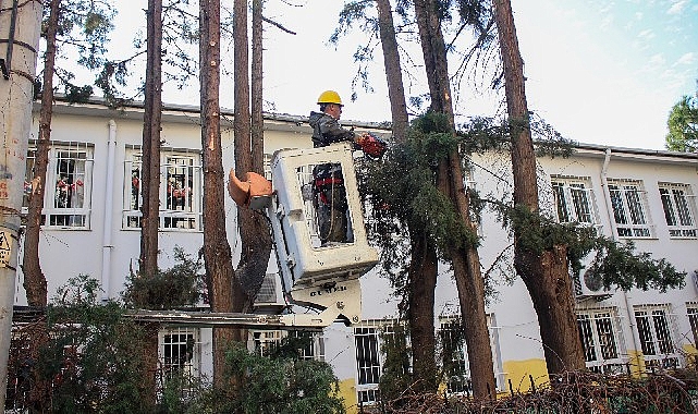 Karşıyaka’da etraf düzenleme çalışmaları süratle devam ediyor