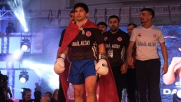 Kocaeli’de kick boks fırtınası esti;Dövüşçüler ringin tozunu attırdı