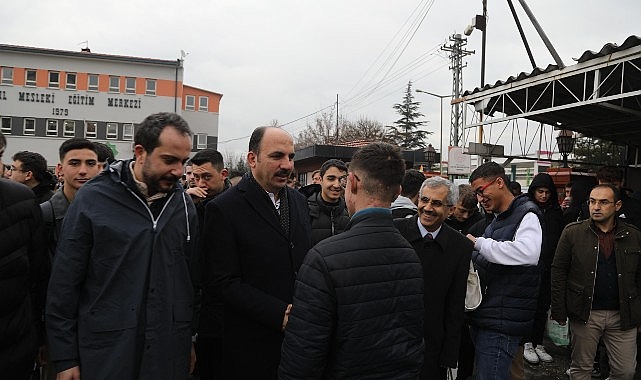 Lider Altay Öğrencilerle ve Esnafla Buluştu