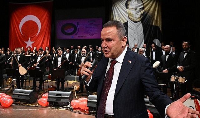 Lider Böcek Sevda Türküleri konserini izledi