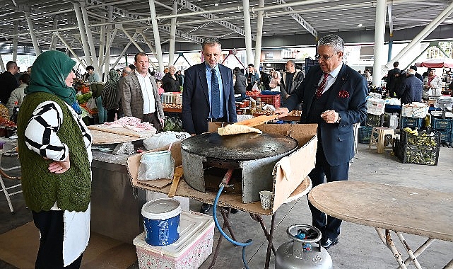Lider Topaloğlu’ndan pazar esnafına ziyaret